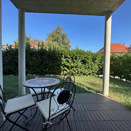 Feelhome-golfclub-terrasse-6 Gaeste-wifi-smart Tv