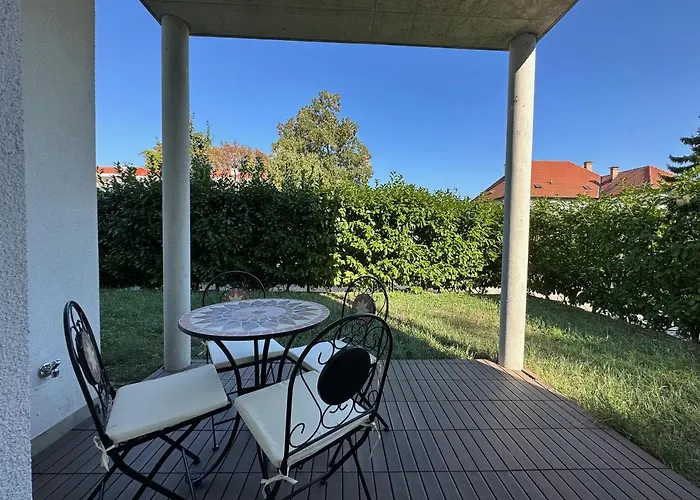 Feelhome-golfclub-terrasse-6 Gaeste-wifi-smart Tv